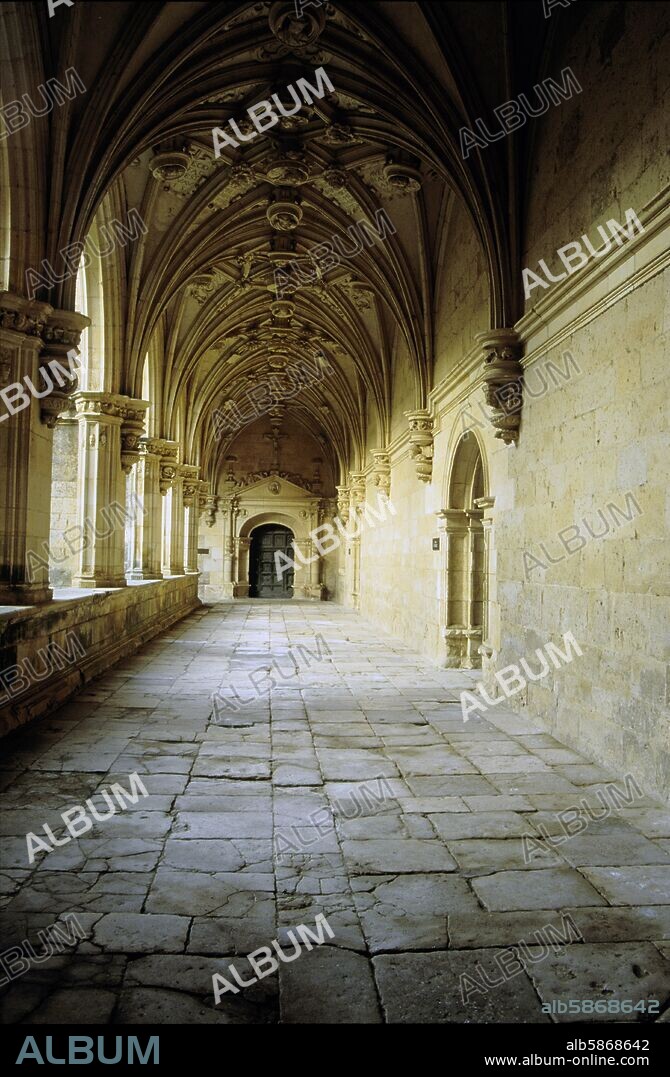 Carrión de los Condes, Monasterio de San Zoilo, claustro gótico; Camino de Santiago.