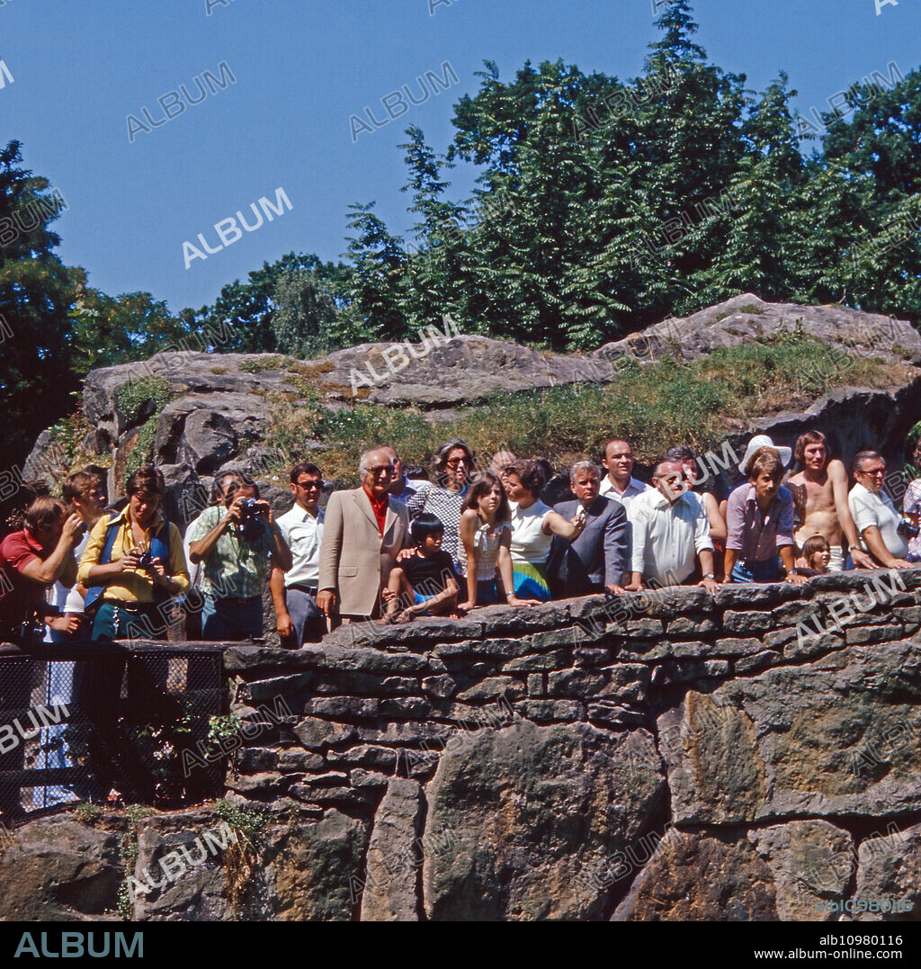 Former German federal president Walter Scheel visiting the Berlin zoo with his children Simon Martin and Andrea Gwendoline and his wife Mildred, Germany 1980.