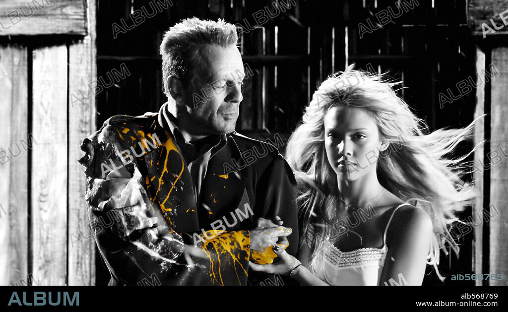 BRUCE WILLIS et JESSICA ALBA dans SIN CITY, 2005, réalisé par FRANK MILLER et ROBERT RODRIGUEZ. Copyright DIMENSION FILMS.