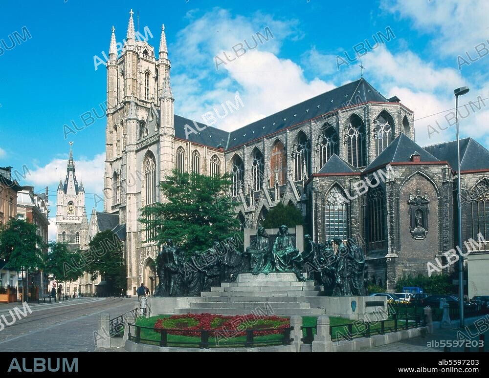 Gent (Belgien), Kathedrale St. Bavo - Sint Baafskathedraal. (Ende 13. Jh. an der Stelle eines roman. Vorgängerbaus beg.; Turm 1462-1538; Langhaus u. Querschiff 1553-1559). Ansicht von Südosten; im Vordergrund das Van-Eyck-Denkmal. Foto, undat.