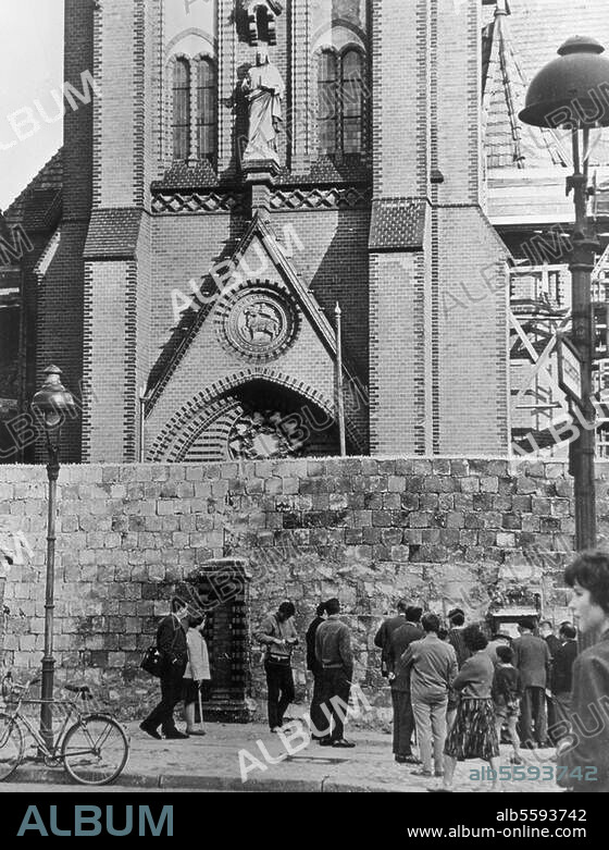 Berlin, September 1961, Mauerbau. Der Eingang der Versöhnungskirche in der Bernauer Straße (Wedding) wird durch die Mauer versperrt. Foto.