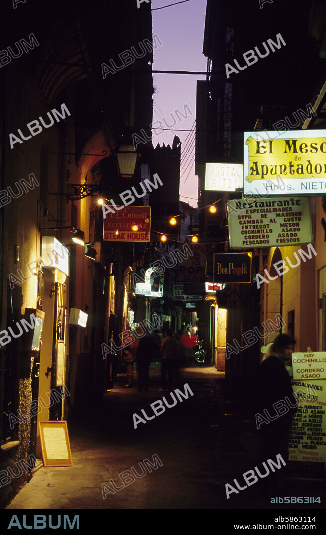 calle Apuntadores en Casco antiguo; vista nocturna.