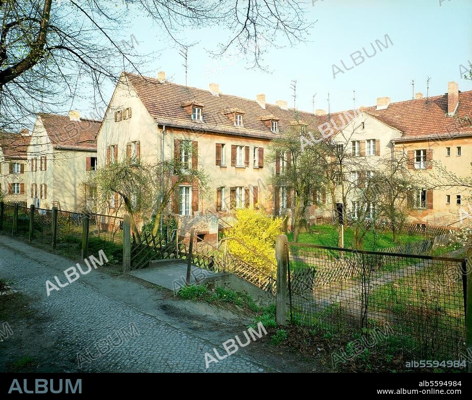 Berlin-Treptow, Ortsteil Altglienicke, Gartenstadt Falkenberg, "Tuschkastensiedlung", Akazienhof / Am Falkenberg /. Gartenstadtweg (erb. 1913-15; Arch.: Bruno Taut; Freiraumplanung: Ludwig Lesser). Mehrfamilienhäuser am Gartenstadtweg. Foto, 1990/91.