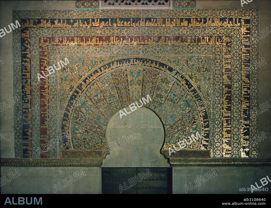 ALHAKÉN II. Arco de la sala contigua al Mihrab, mosaico bisantino.
