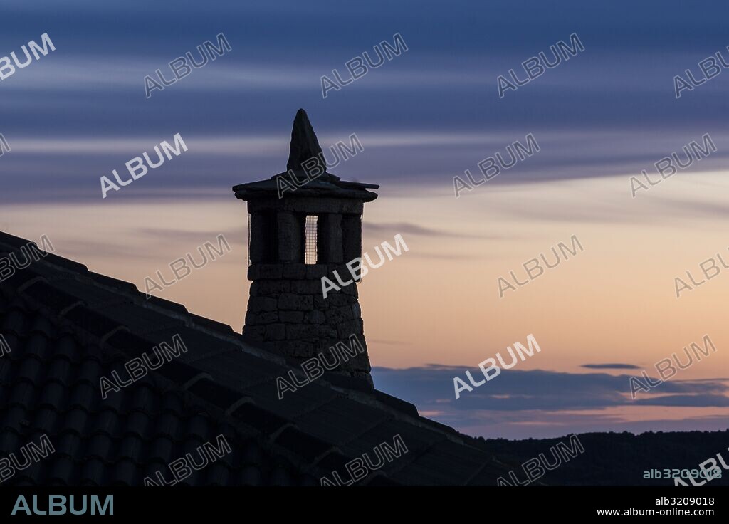 chimenea con proteccion contra las brujas, Santa Maria de Buil, Sobrarbe, Provincia de Huesca, Comunidad Autónoma de Aragón, cordillera de los Pirineos, Spain, europe.