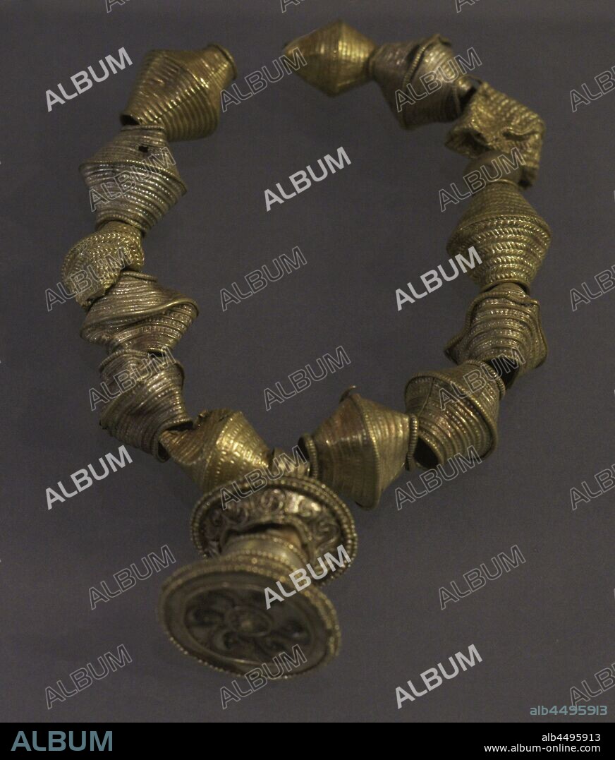 Tesoro de Elviña. Collar articulado y colgante. Oro. Procedente del Castro de Elviña, provincia de La Coruña (Galicia). Cultura castreña. Museo Arqueológico e Histórico (Castillo de San Antón). La Coruña. Galicia. España.