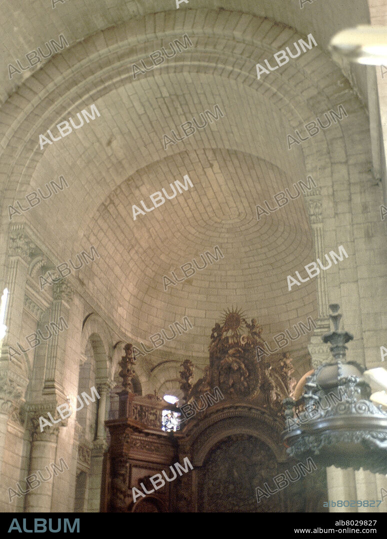 INTERIOR DE LA CATEDRAL - ABSIDE - BOVEDA DE HORNO - S XII - ARQUITECTURA ROMANICA BIZANTINA.