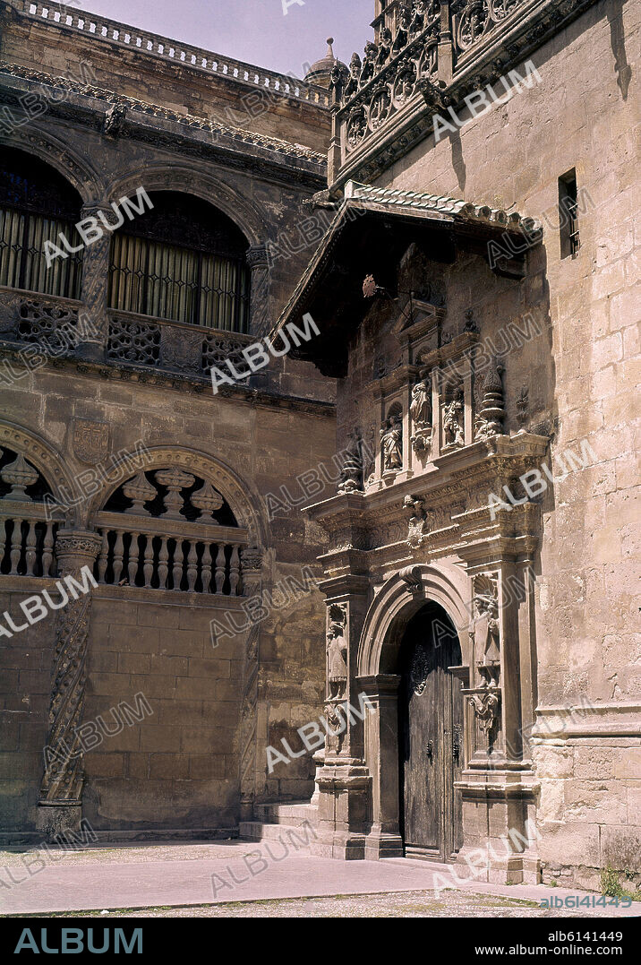 PORTADA DE LA CAPILLA REAL DE GRANADA DE LA CALLE OFICIOS - 1526 - REHECHA LA PARTE INFERIOR EN 1733 EN ESTILO BARROCO.