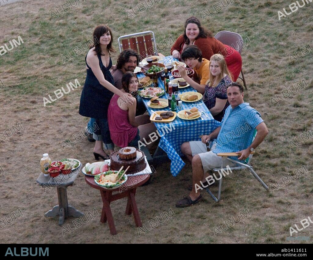 ANDY GARCIA, CARRIE BAKER REYNOLDS, DOMINIK GARCIA-LORIDO, EZRA MILLER, HOPE GLENDON ROSS, JULIANNA MARGULIES and STEVEN STRAIT in CITY ISLAND, 2009, directed by RAYMOND DE FELITTA. Copyright CINESON ENTERTAINMENT/MEDICI ENTERTAINMENT / CARUSO, PHILLIP.