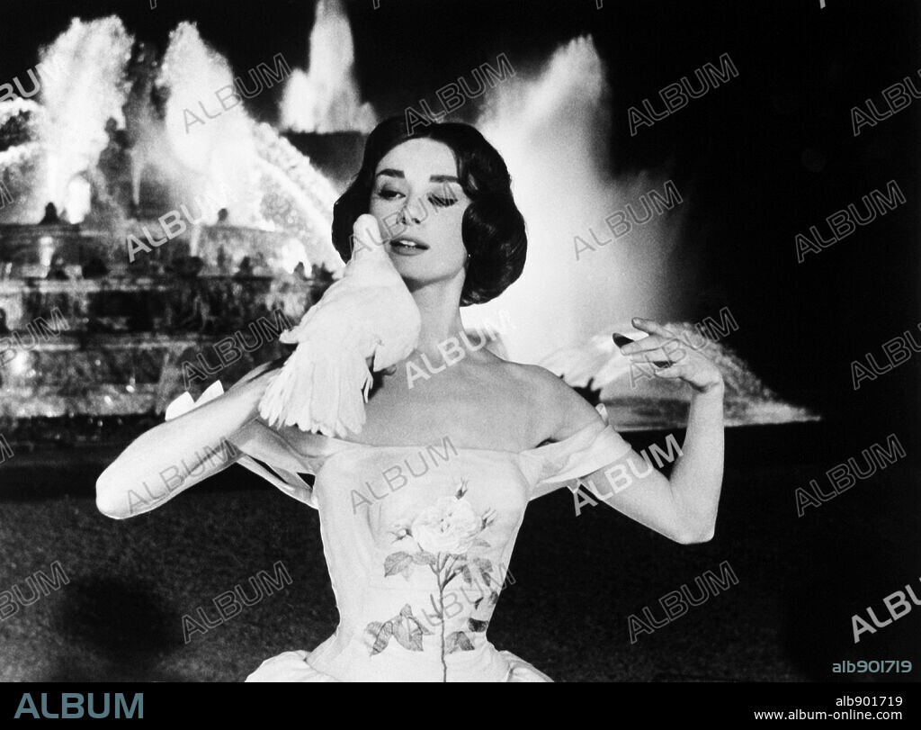 AUDREY HEPBURN in FUNNY FACE, 1957, directed by STANLEY DONEN. Copyright PARAMOUNT PICTURES.