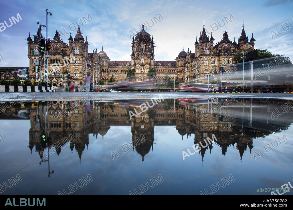 Chhatrapati Shivaji Terminus (Victoria Terminus), UNESCO World Heritage Site, historic railway station built by the British. Mumbai (Bombay), Maharashtra, India, Asia.