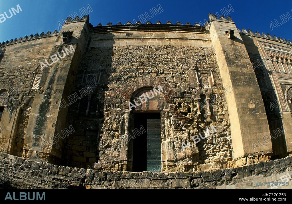 UNA DE LAS PORTADAS DE LA FACHADA ORIENTAL - AMPLIACION DE ALMANZOR - S X.