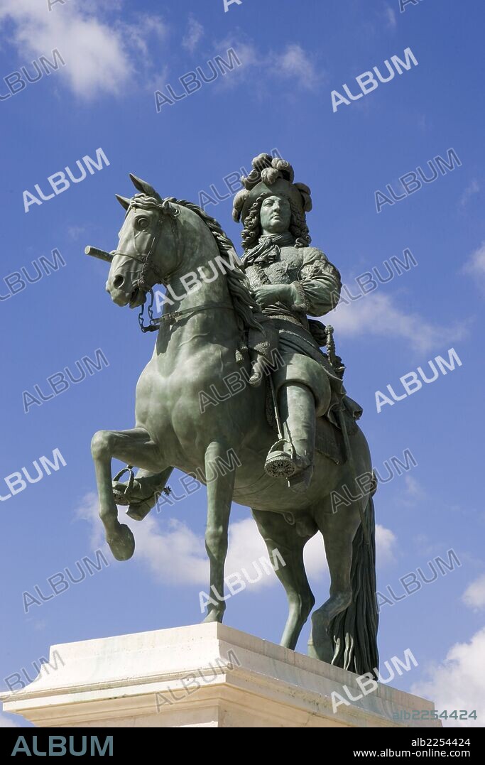 LUIS XIV. LLAMADO EL REY SOL. REY DE FRANCIA. 1638-1715. REINO DESDE EL AÑO 1643 CON CINCO AÑOS. ESTATUA ECUESTRE A LA ENTRADA DEL PALACIO DE VERSALLES.