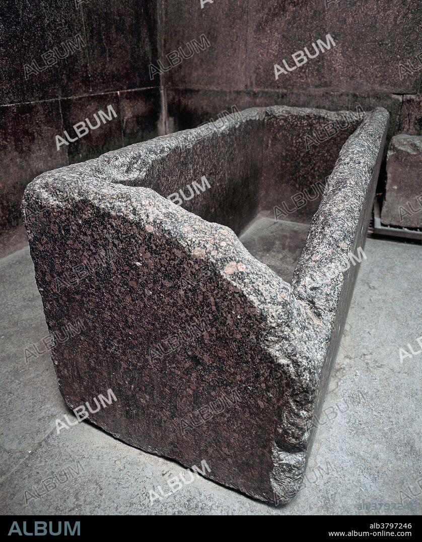 Red granite sarcophagus, Burial chamber of the great pyramid of Cheops, 26th century BC, Giza, Cairo, Egypt, Africa.
