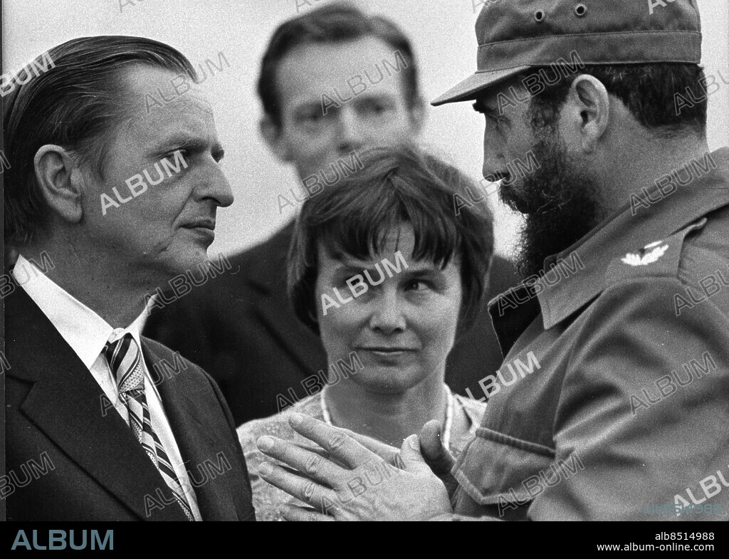 19750708 - Statsminister Olof Palme och Lisbeth Palme samtalar med Fidel Castro under sitt besök på Kuba . Foto: Hasse Persson Kod: 417 . COPYRIGHT SCANPIX SWEDEN.