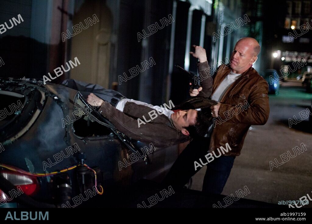 BRUCE WILLIS y JOSEPH GORDON-LEVITT en LOOPER, 2012, dirigida por RIAN JOHNSON. Copyright DMG ENTERTAINMENT.