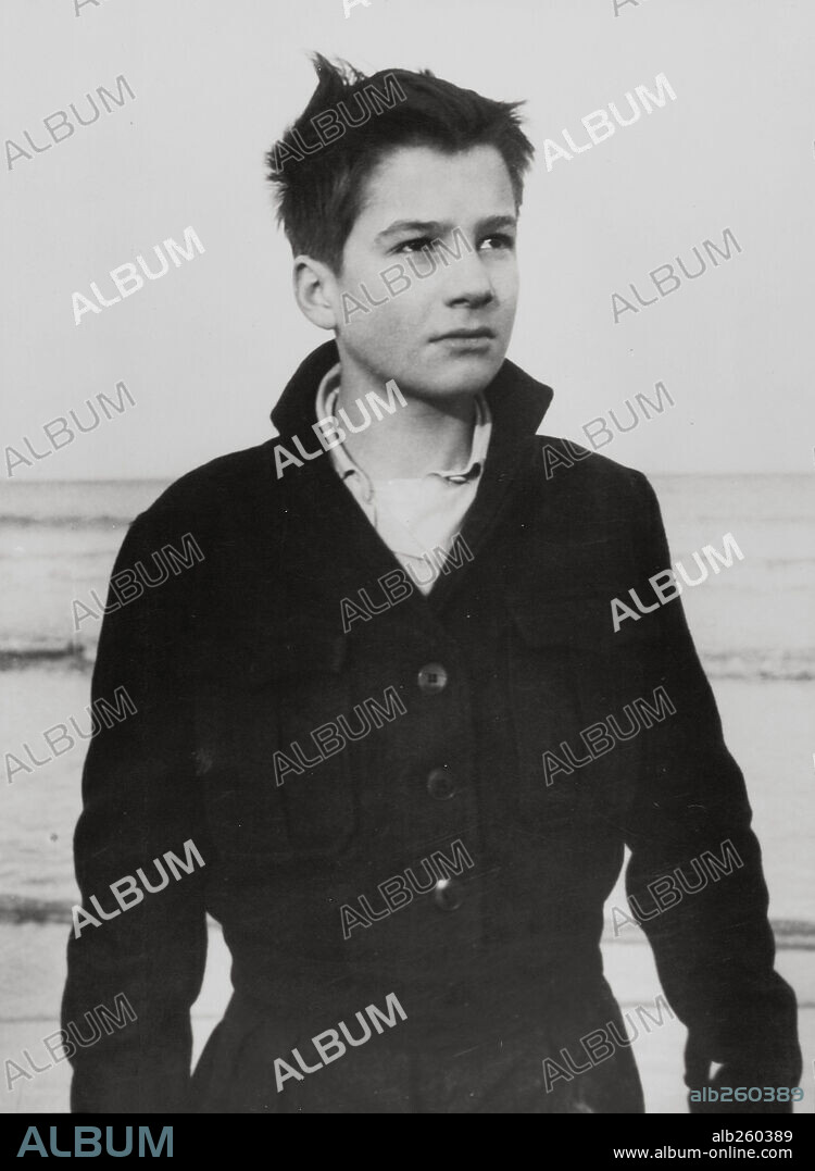 JEAN-PIERRE LEAUD en LOS CUATROCIENTOS GOLPES, 1959 (LES QUATRE CENTS COUPS), dirigida por FRANCOIS TRUFFAUT. Copyright SEDIF, LES FILMS DU CAROSSE/JANUS.