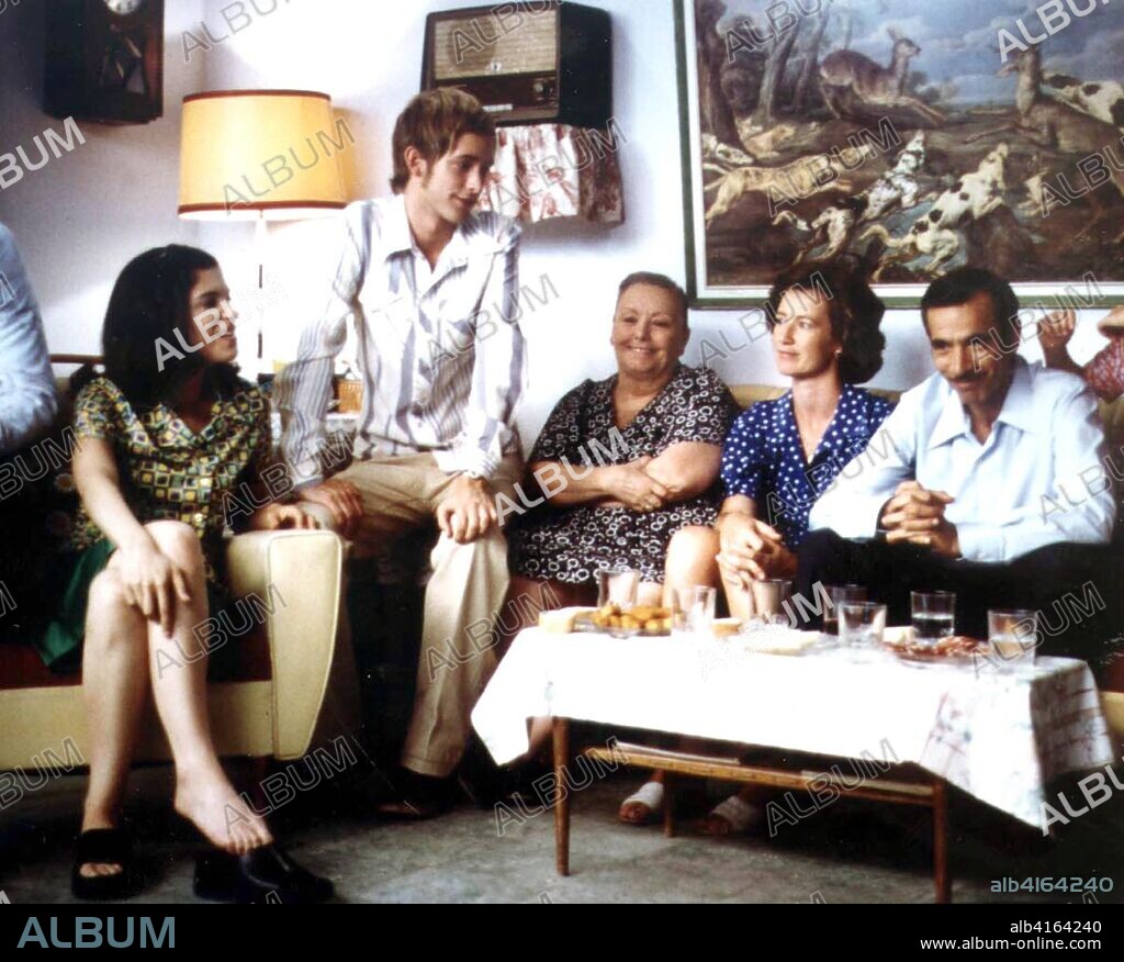 SERIE CUENTAME- TVE: Madrid, 12-6-2002.- Escena de uno de los capítulos de la serie de TVE-1 "Cuéntame como pasó", dirigida por Tito Fernández y estrenada el 13 de septiembre de 2001. La serie evoca, en tono de humor y ternura, la década de los 60 y 70 en España vista a través de los ojos de un niño de ocho años,que interpreta el actor Ricardo Gómez, hijo pequeño de la familia Alcántara. En la imagen, de i-d, los actores Irene Visedo (hija), Pablo Rivero (hijo), Maria Galiana (abuela), Ana Duato (madre) e Imanol Arias (padre). Efe/svb.