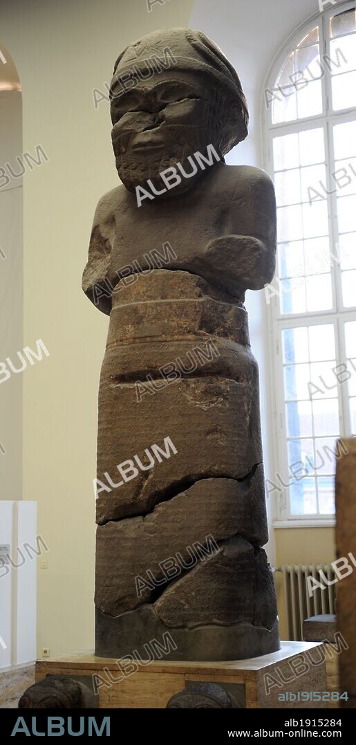 ARTE HITITA. TURQUIA. Estatua colosal del dios Hadad. Basalto. Pieza procedente de Gerdshin, cerca de Samal o Sam'al (Zincirli). Turquía. 775 a. C. S. VIII a. C. Museo de Pérgamo. Berlín (Isla de los Museos). Alemania. Europa.