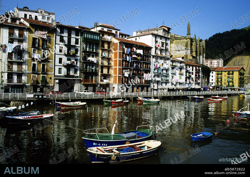 Ondárroa, ría y fachadas del pueblo.