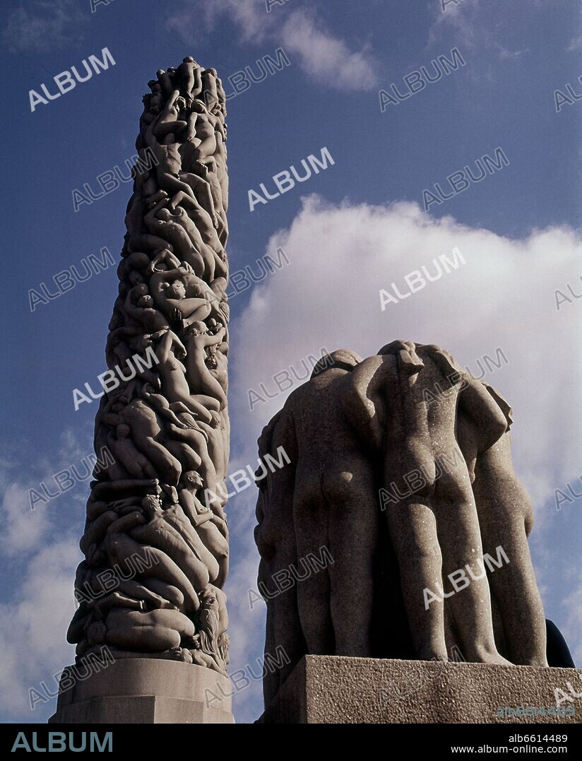 GUSTAV VIGELAND. MONOLITO ESCULTORICO CON LAS ESCULTURAS DEL CICLO DE LA VIDA ALREDEDOR.