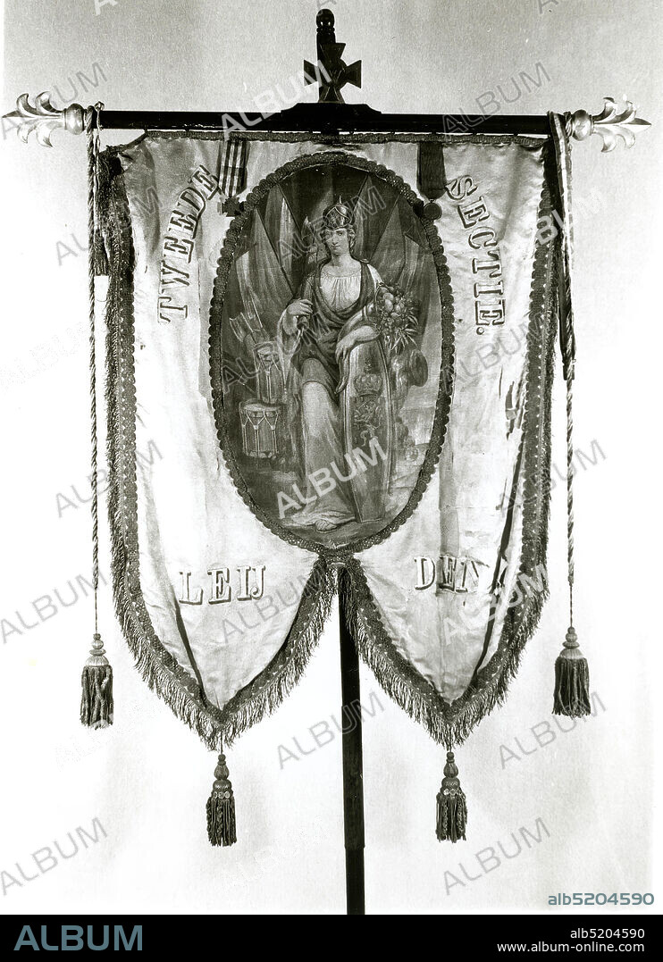 Anonymous, after 1856, galon, cotton, wood, metal, wool, silk, Crossbar banner: 133 × 84 × 3.5cm (1330 × 840 × 35mm), Banner: 118 × 79cm (1180 × 790mm), Support stick: 237 x 9.5 x 7cm (2370 x 95 x 70mm), Banner of the Second Section Vereeniging Het Metal Cross. The banner is made of white silk, with cotton on the back, with a painted medallion on the front on which the Dutch virgin with war attributes with the text SECOND SECTION LEIJDEN. On the back is a crowned shield containing the city coat of arms of Leiden, held by two lions as shield carriers. At the top are a Metal Cross Medal (1830-1831) and a Citadel Medal (1832). The banner and medallion are lined with gold gallon and the banner also with fringe. Tassels hang from the two points at the bottom. The wooden crossbar has a metal cross in the middle in wood. A cord with tassels is attached to the ends. , Depiction city coat of arms, Dutch virgin, lion.