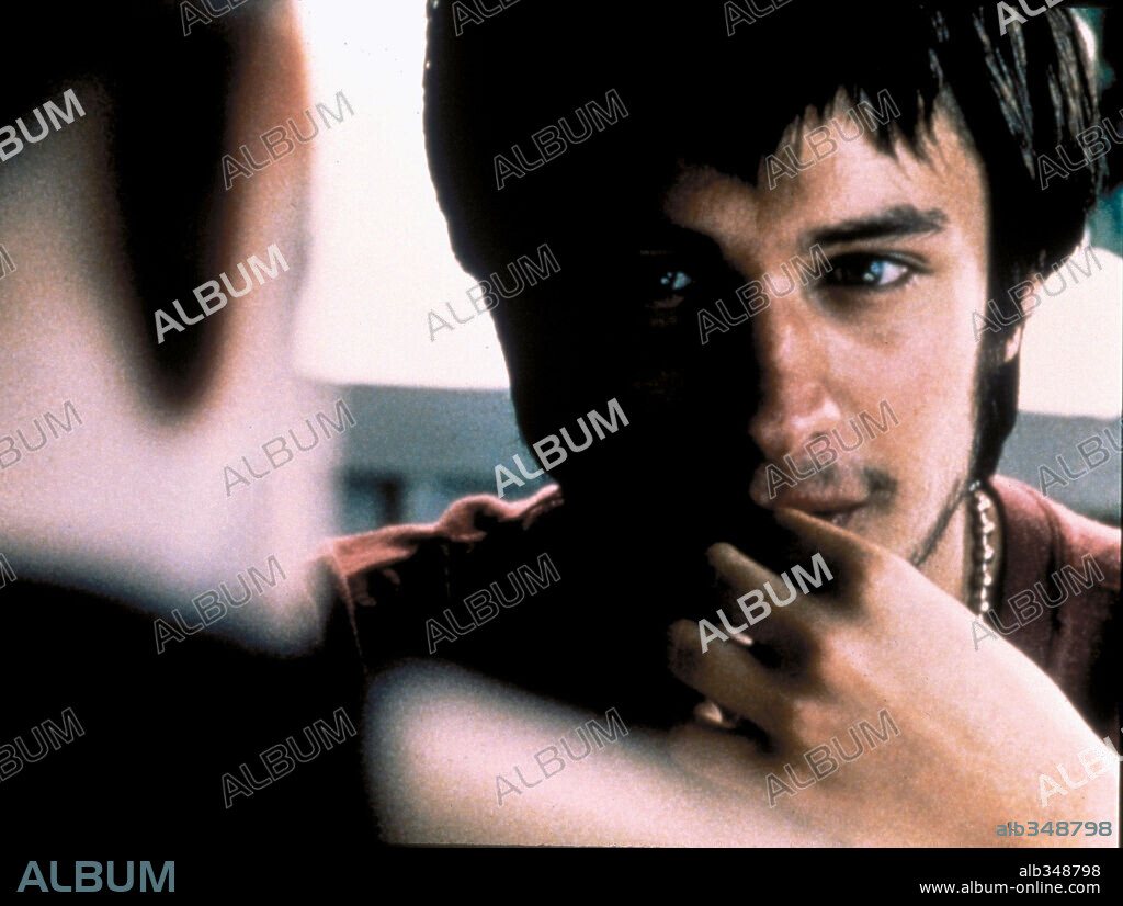 GAEL GARCIA BERNAL in LOVE'S A BITCH, 2000 (AMORES PERROS), directed by ALEJANDRO GONZALEZ IÑARRITU. Copyright LIONS GATE FILMS / PRIETO, RODRIGO.