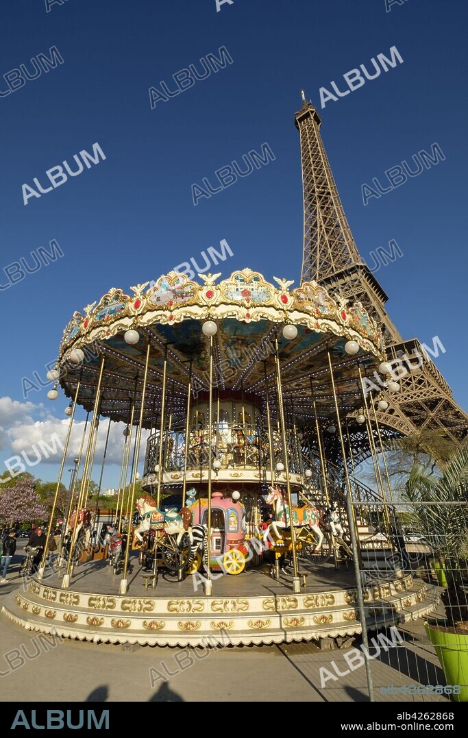 tiovivo junto a la torre Eiffel, 1889, campo de Marte, Paris,France,Western Europe.