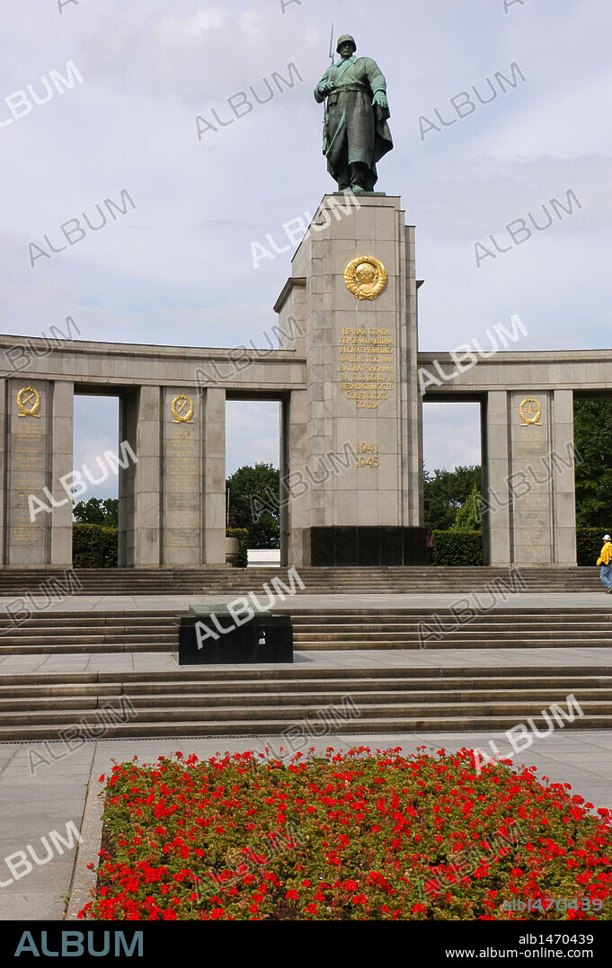 ALEMANIA. BERLIN. MEMORIAL A LOS SOLDADOS SOVIETICOS (SOWJETISCHES EHRENMAL) en Tiergarten. Erigido en homenaje a los soldados soviéticos de la Armada Roja que combatieron en la Batalla de Berlín durante la Segunda Guerra Mundial. S. XX.