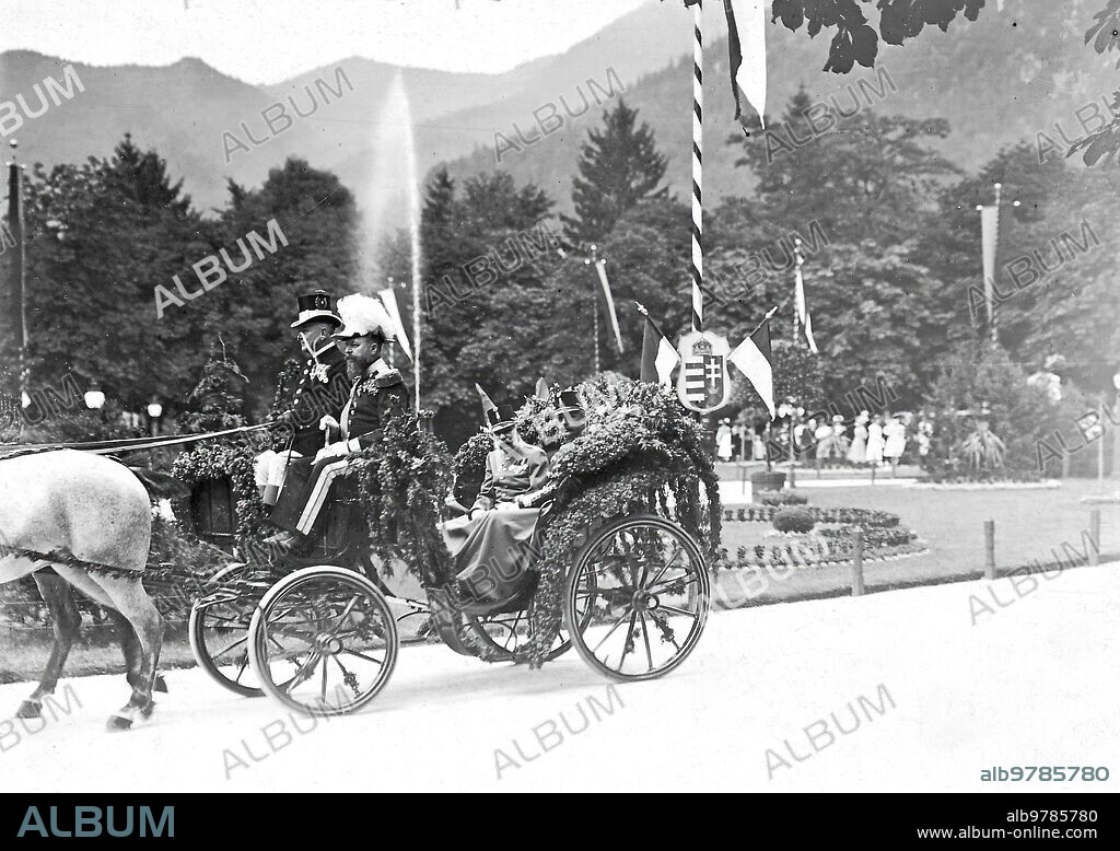 Agosto 1910. El 80º aniversario del Emperador de Austria-Hungría. S. M. I. Francisco José I, acompañado del archiduque Francisco Salvador, en el carruaje Adornado con Flores que Utilizó para ir al banquete de gala de Ischl, al cual Asistieron setenta Individuos de la familia de Habsburgo, Parientes del Emperador.