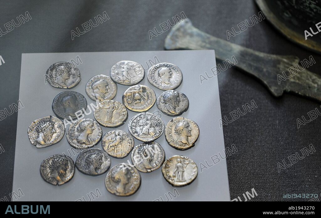 ARTE ROMANO. DINAMARCA. Denarios de plata romanos procedentes de un tesoro con gran cantidad de armas votivas en el pantano Nydam. Pueden fecharse en el período comprendido entre el año 72 hasta el 200 D. C. y se ofrecían a principios del siglo IV D. C. Probablemente pertenecieron a un soldado. Museo Carlsberg Glyptotek. Copenhague.