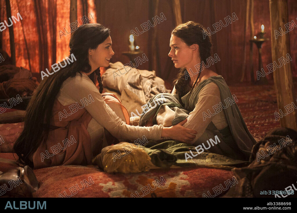 MORENA BACCARIN y REBECCA FERGUSON en LA TIENDA ROJA, 2014 (THE RED TENT), dirigida por ROGER YOUNG. Copyright Sony Pictures Television.