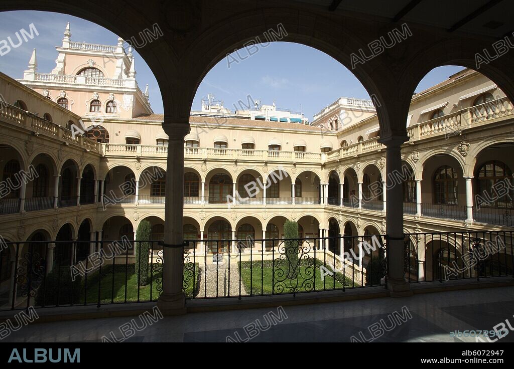 Murcia (capital); Claustro renacentista de la Universidad del campus de La Merced.