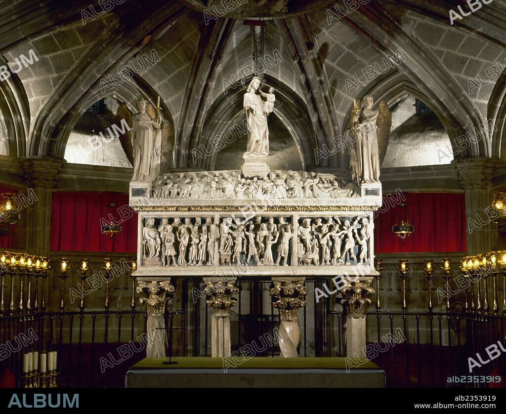 ARTE GOTICO. ESPAÑA. SEPULCRO DE SANTA EULALIA. Realizado en alabastro, posiblemente por un maestro de Pisa y datado en el año 1327. Se encuentra en la CRIPTA DE LA CATEDRAL DE BARCELONA. Cataluña.