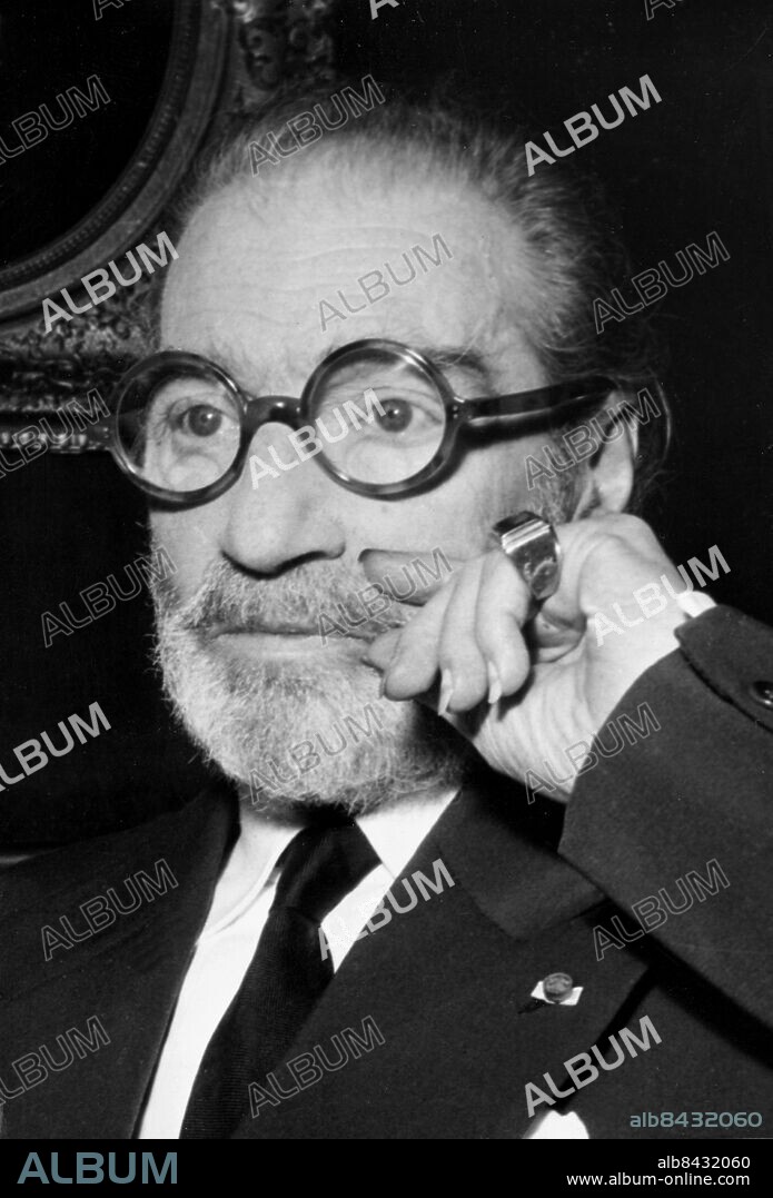 Orig. bildtext... SACHA GUITRY EST MORT. Le célèbre auteur-acteur Sacha Guitry est mort ce matin á l'aube á son domicile de l'Avenue Elisée Reclus, á l'âge de 72 ans. Une des dernières photos du célèbre artiste prise chez lui, Avenue Elisée Reclus. 24 Juillet 1957. Anm. S Guitry, 1885-1957, fransk skådespelare, manusförfattare och pjäsförfattare. Skägg Ringar Bakåtkammat Klackringar CD657 persons: SACHA GUITRY sites: FRANKRIKE;PARIS.