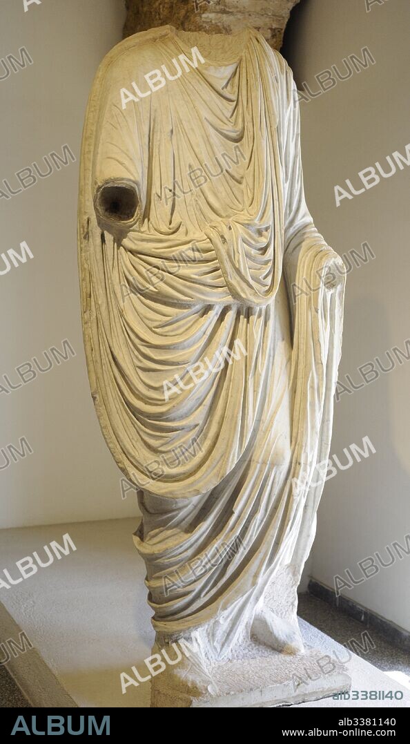 Togado. Escultura procedene del teatro romano, en que decoraria la Scaenae frons. Siglo I d. C. Tarragona. Museo Nacional Arqueológico. Tarragona, Cataluña, España. Togate. Statue from the Roman Theatre. Tarragona. Spain. Marble. 1t century. National Archaeological Museum, Tarragona. Spain.