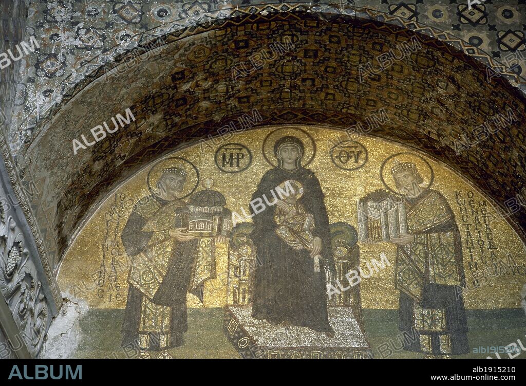 ARTE BIZANTINO. TURQUIA. Representación de LA VIRGEN MARIA SENTADA EN UN TRONO EN ACTITUD HIERATICA, CON EL NIÑO JESUS SOBRE SUS RODILLAS. A LA IZQUIERDA EL EMPERADOR JUSTINIANO, OFRECIENDO SIMBOLICAMENTE LA BASILICA DE SANTA SOFIA. A LA DERECHA, HACIENDO LO PROPIO CON CONSTATINOPLA, EL EMPERADOR CONSTANTINO. Mosaico del tímpano de la puerta del nártex (finales siglo X). ESTAMBUL.