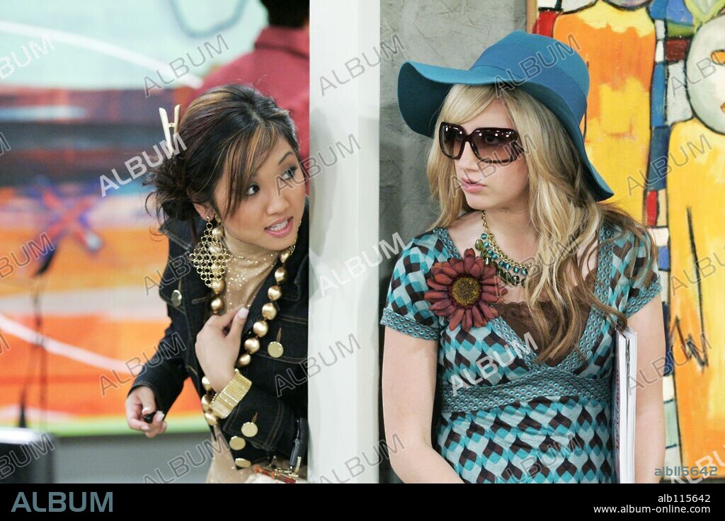 ASHLEY TISDALE y BRENDA SONG en HOTEL, DULCE HOTEL-LAS AVENTURAS DE ZACK Y CODY-TV, 2005 (SUITE LIFE OF ZACK AND CODY, THE-TV). Copyright WALT DISNEY TELEVISION.