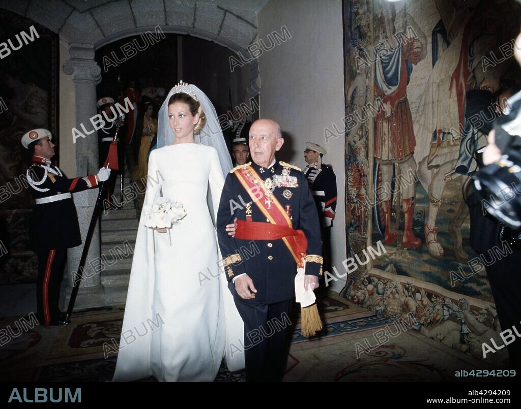 FRANCO BAHAMONDE , FRANCISCO MILITAR Y POLITICO ESPAÑOL. EL FERROL 1892 - 1975 JEFE DE ESTADO ESPAÑOL 1939 -1975 BODA DE SUN NIETA MARIOLA MARTINEZ BORDIU CON RAFAEL ARDID , AÑO 1974.