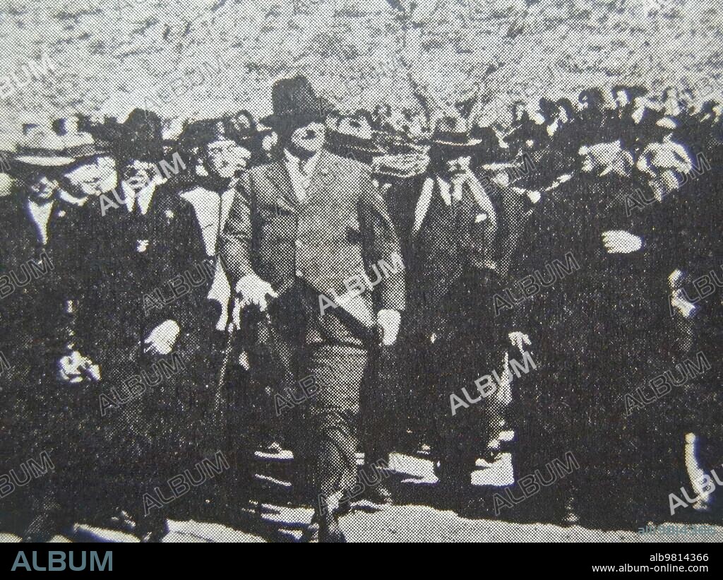 El general primo de Rivera y el ministro de Fomento, Conde de Guadalhorce, en la inauguración de las Obras del ferrocarril Jerez-Almargen en Arcos de la frontera el 9 de enero de 1927.