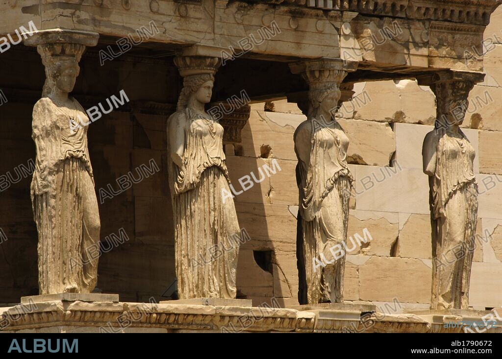 ARTE GRIEGO. S. V A. C. GRECIA. TEMPLO DE ATENEA POLIADA o ERECTEION. Templo jónico de planta irregular, reconstruido por Filocles en el año 421. Detalle de la galería sur o TRIBUNA DE LAS CARIATIDES (2 m. de altura). ACROPOLIS DE ATENAS.