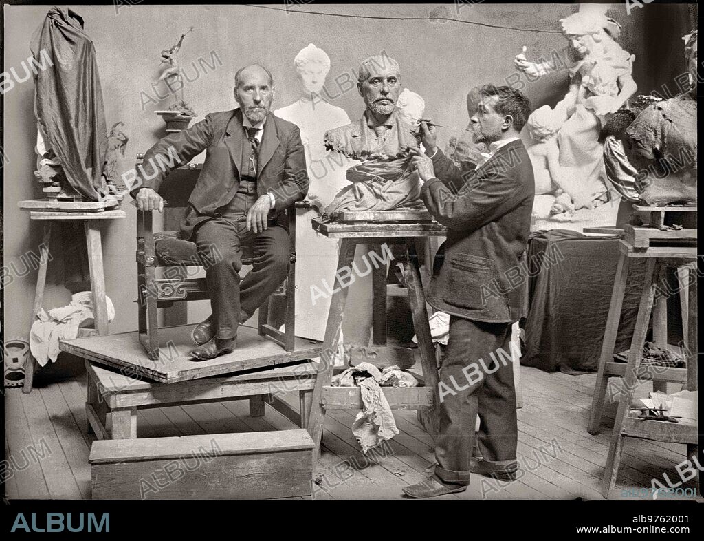 Madrid, 1906. Santiago Ramón y Cajal posando para el escultor Agustín Querol.