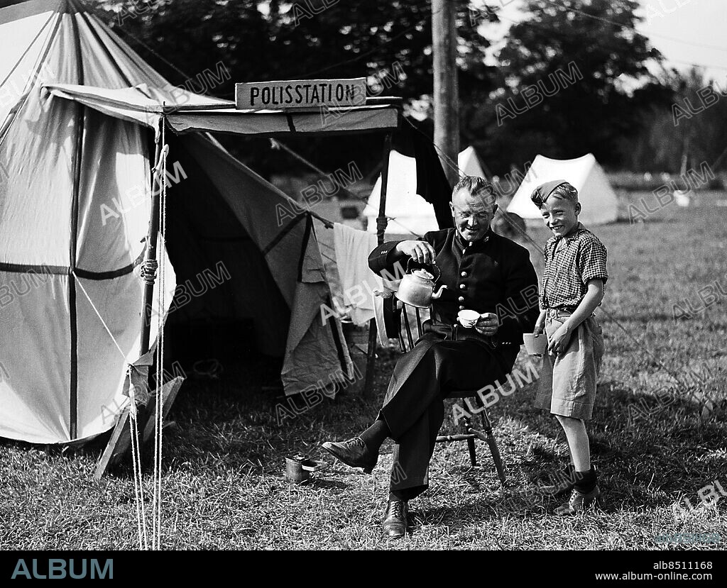 ARKIV 1938 . "Polisstationen" på scoutlägret vid Tullgarn nära Trosa i Södermanland. En polis häller upp en kopp kaffe åt sig.. Scout camp at Tullgarn. Foto: TT / Kod 1900.