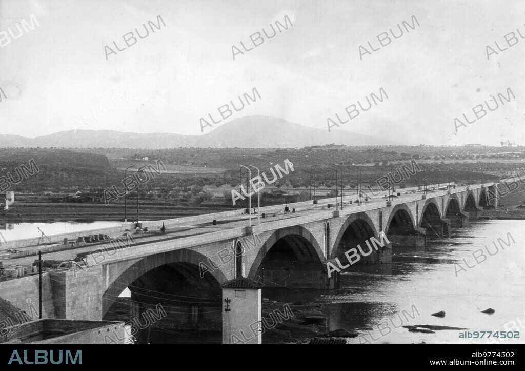 Julio 1960. Badajoz. Nuevo puente sobre el río Guadiana A su paso por esta ciudad que ha Sido Inaugurado con motivo del Xxiv aniversario del alzamiento nacional.