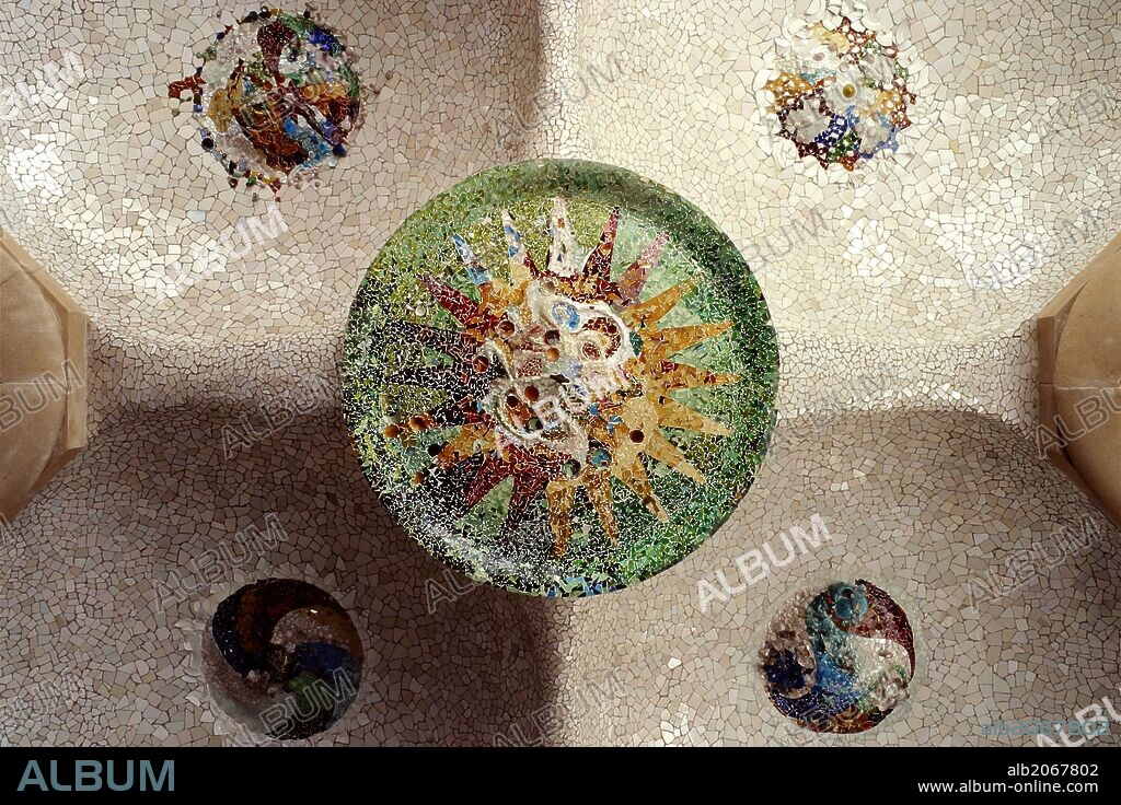 Park Güell. Techo de la sala Hipóstila: detalle de uno de los plafones circulares que representan las estaciones del año, diseñados por Josep Maria Jujol.
