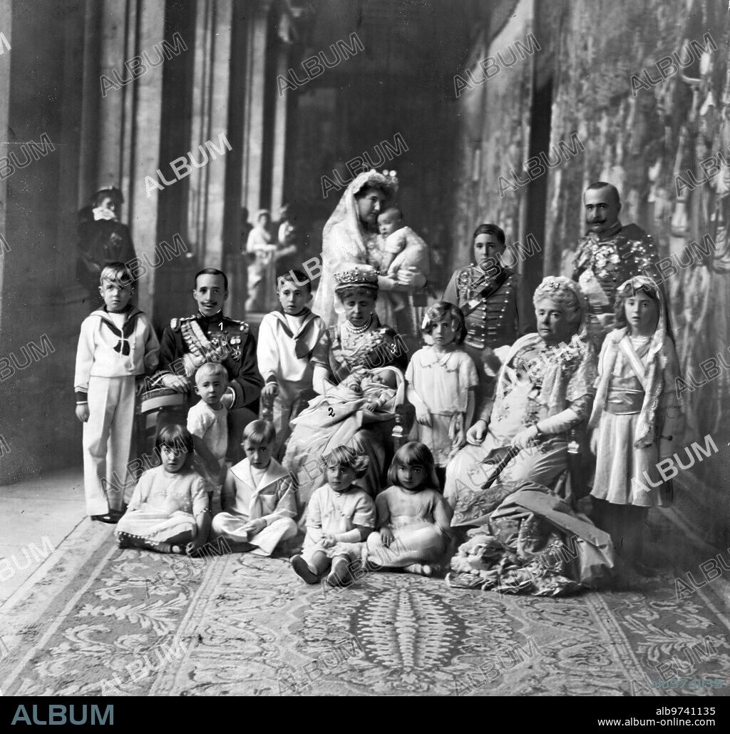 29 octubre 1914. El bautizo del infante don Gonzalo. S.M. el Rey (1) y S.A. el infante D. Gonzalo (2), Llevado en Brazos por S.M. la Reina Madrid (3), Acompañados de la real Familia, después de la ceremonia del bautizo celebrado ayer mañana en la real capilla.
