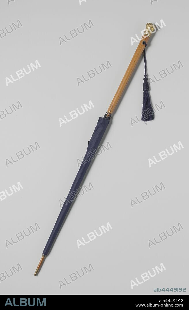 Parasol (or umbrella?) With plain, dark blue silk cover and cover, on light brown wooden stick, driven gilt copper bud with landscape with loving couple and three mythological figures, Parasol or umbrella (?) With plain deck, dark blue silk, with a driven gilt button and covered with dark blue silk and provided with a brush and a cover. Thick light brown wooden stick with a conical handle with an oval hole for the brush. On top of the flat and rounded side of the button a loving couple, possibly Jupiter and Callisto. On the perimeter, which is arched, are three mythological female figures, one with a large crescent or a wreath (?), One with a cane or scepter and the third, seen from the back, with a bow (?)., anonymous, Amsterdam (possibly), c. 1740 and/or c. 1890 - c. 1910, dek, hoes, stok, knop, gilding, l 98 cm l 52.5 cm × s 95 cm d 3.7 cm.