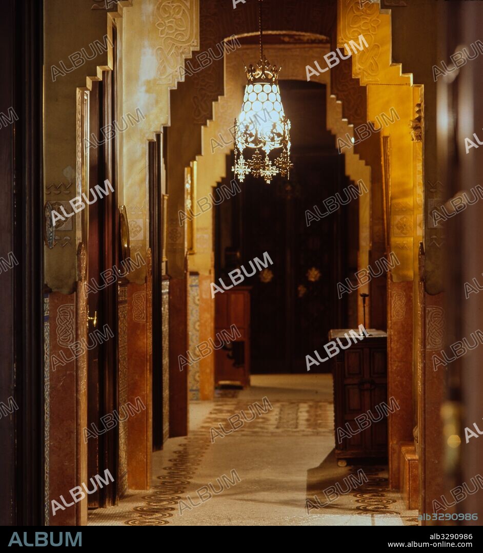 Josep Puig i Cadafalch / Arches inside Casa Amatller, 1898-1900, Barcelona, Barcelona, Catalonia, Spain.