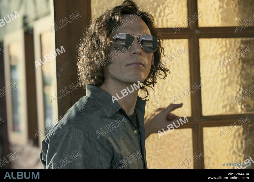 SAM CLAFLIN en TODOS QUIEREN A DAISY JONES, 2023 (DAISY JONES & THE SIX), dirigida por JAMES PONSOLDT y NZINGHA STEWART. Copyright AMAZON STUDIOS.