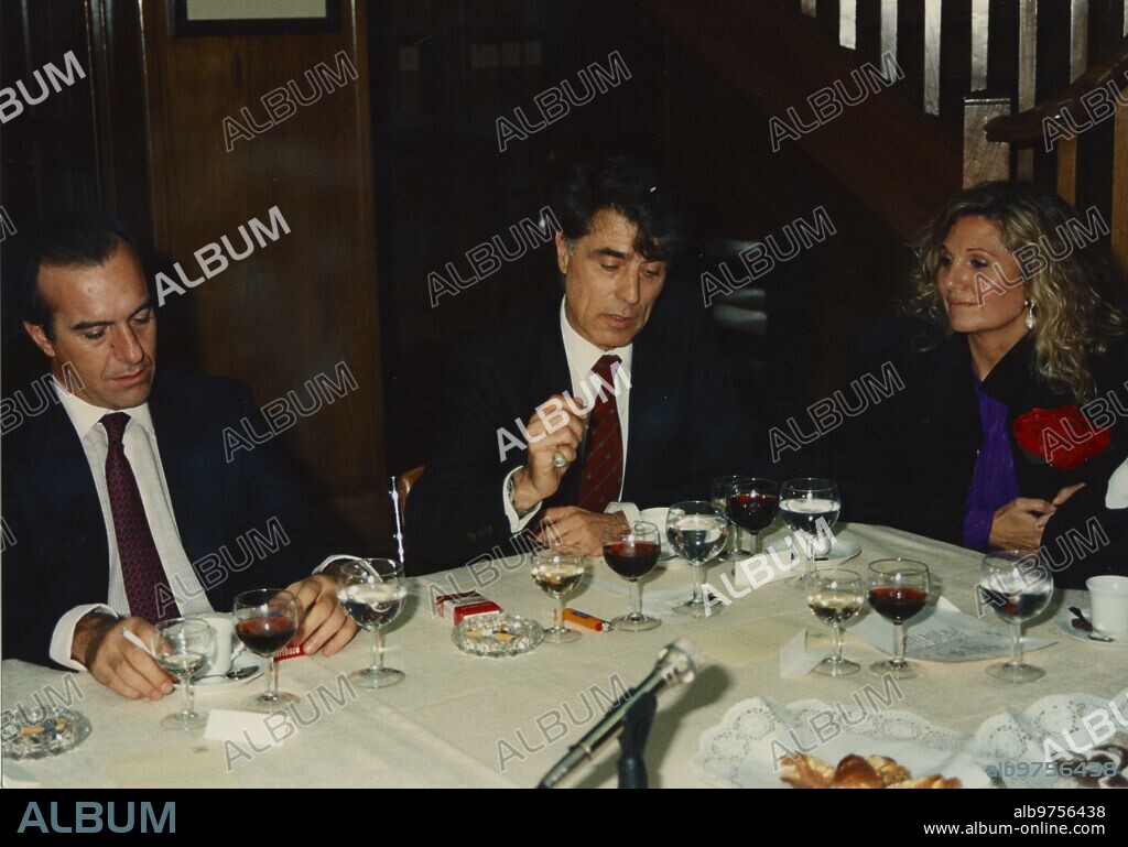 Madrid, 24/11/1987. Carlos Goyanes, Jesús Hermida y la señora de Fraile durante la entrega del ABC de Oro.